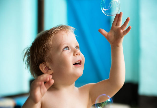 jouer avec bulles de savon