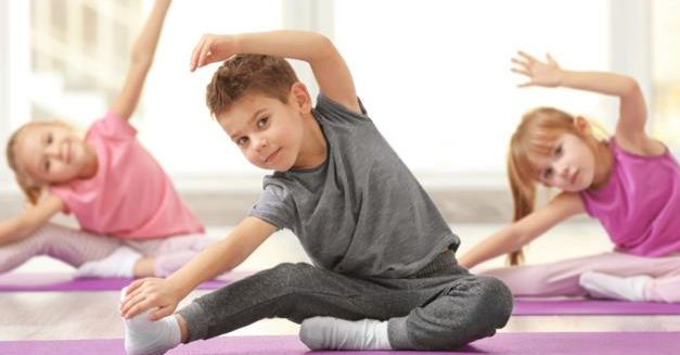 groupe avec yoga pour enfants