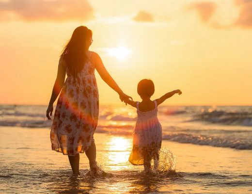 Maman et son enfant sur la plage