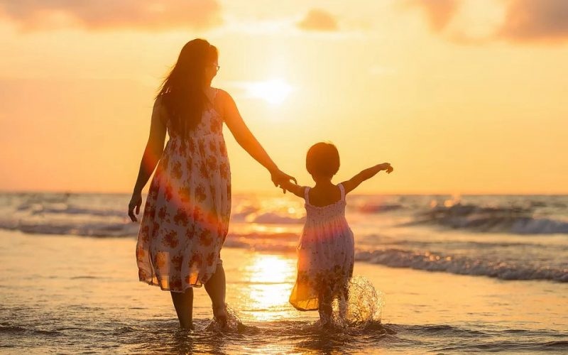 Maman et son enfant sur la plage